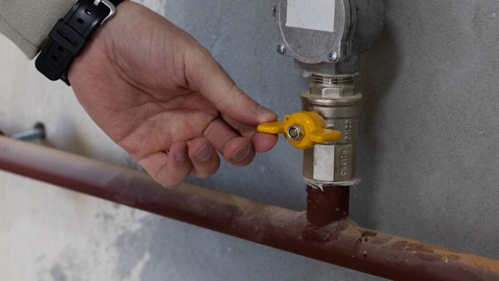 Egy kéz gázcsapot nyit, ami új lehetőségeket szimbolizál az álmokban.