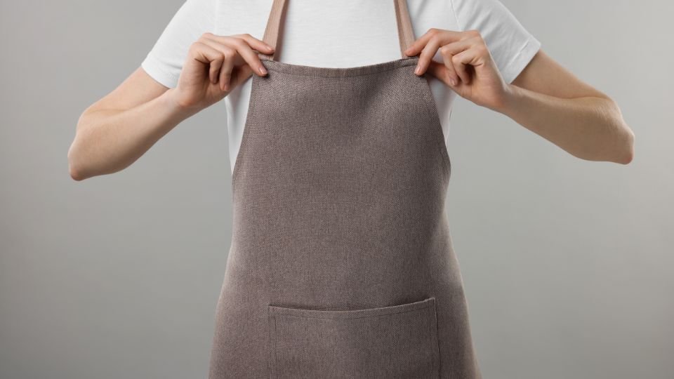 Kötény az álomban jelentése Egy személy kötényt köt a derekára, ami a kreativitást és a gondoskodást szimbolizálja.