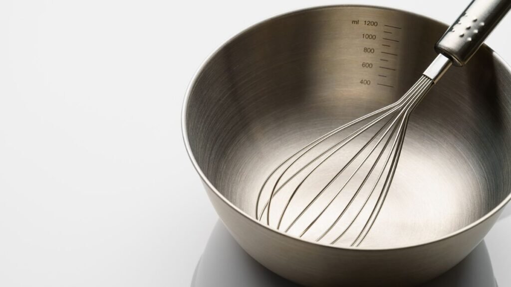 Egy fém habverő és egy tál, amely az alkotás vágyát szimbolizálja.