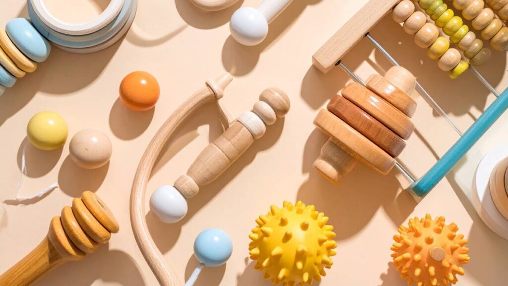 Színes fa játékok és csörgők, amelyek az álomfejtéshez kapcsolódnak.