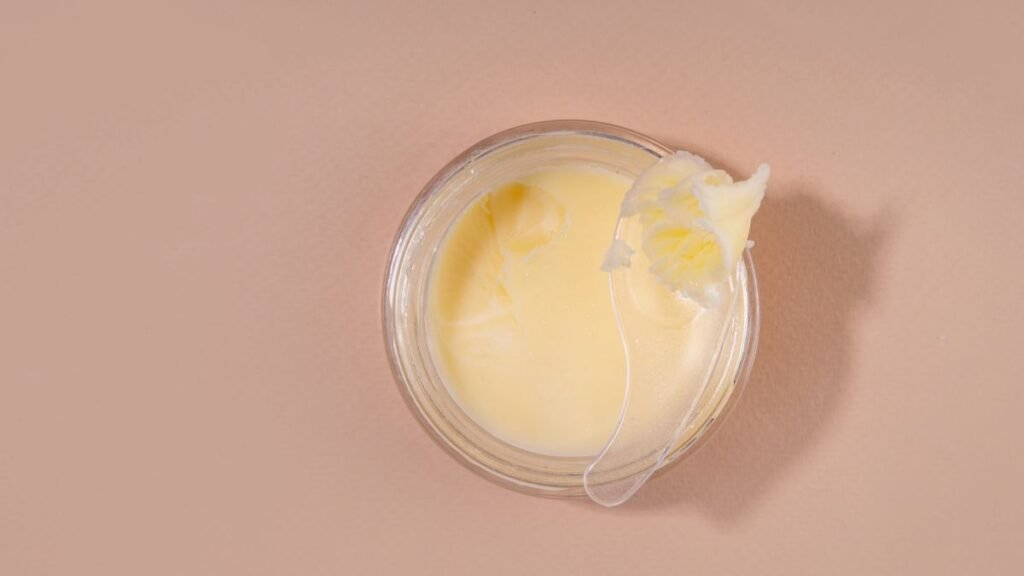 Egy üveg faggyú, amely a belső megtisztulás szimbóluma lehet.