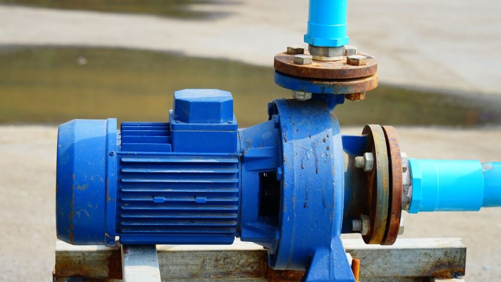 Kék szivattyú motorral, amely az érzelmek és energiák áramlását szimbolizálja.