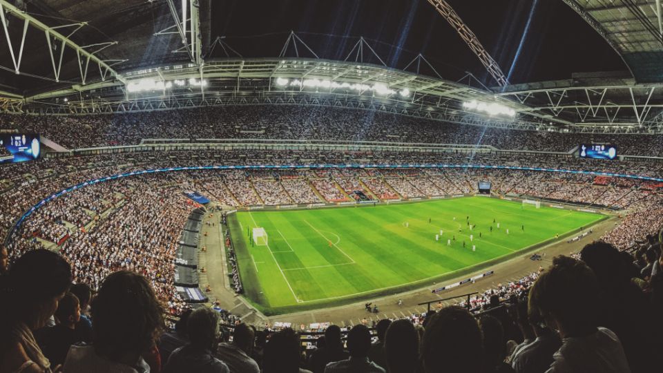 Focimeccs zajlik a Wembley Stadionban, teltházas nézőtéren.