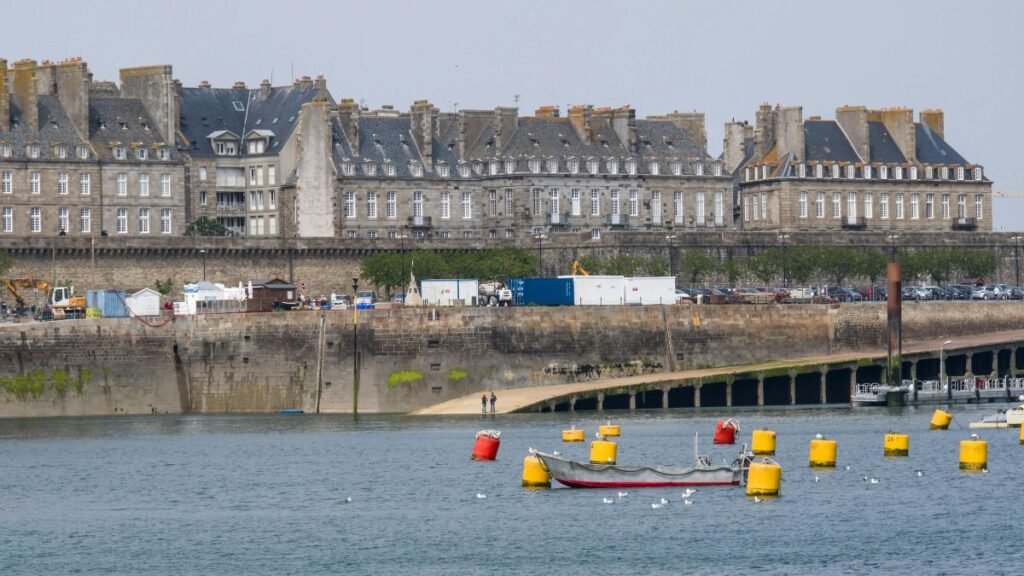 A rakparton álló régi épületek és vizes terület, amely új lehetőségeket szimbolizál.