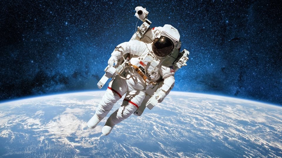 Egy űrhajós lebeg az űrben, a Föld háttérben látható.