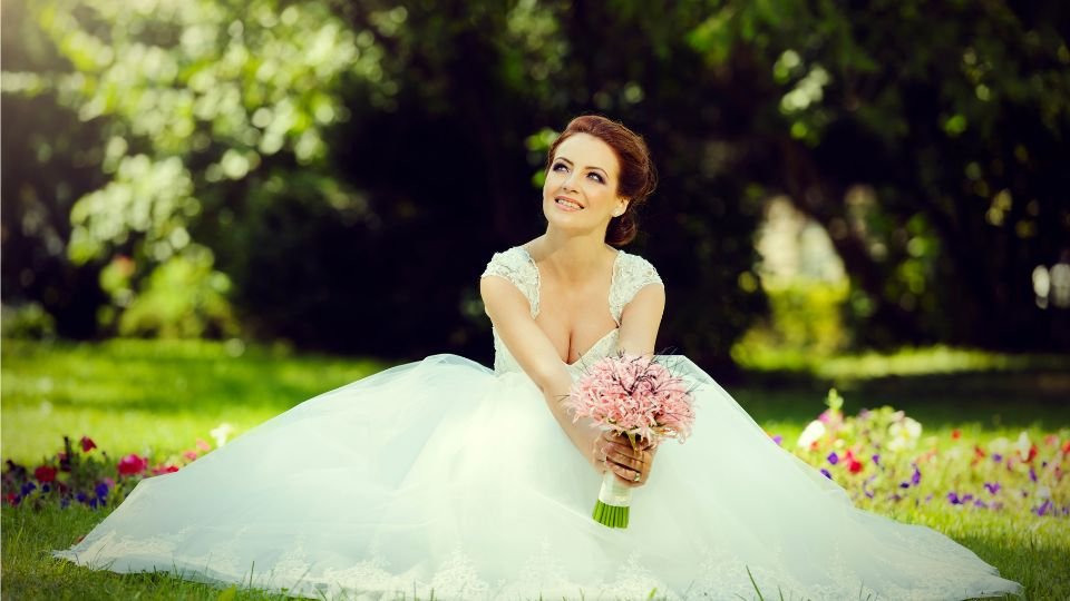 Az álomban megjelenő menyasszony a szeretet, új kezdetek és boldogság szimbóluma, amely belső vágyainkat és reményeinket tükrözi.