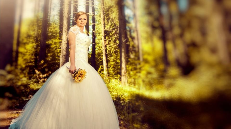 Az álomban megjelenő menyasszony a szeretet, új kezdetek és boldogság szimbóluma, amely belső vágyainkat és reményeinket tükrözi.