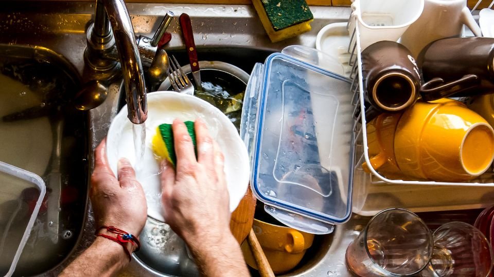 Mosogatni az álomban tisztulást és újrakezdést jelképez. Az elengedett terhek helyét friss lehetőségek és remények foglalják el.