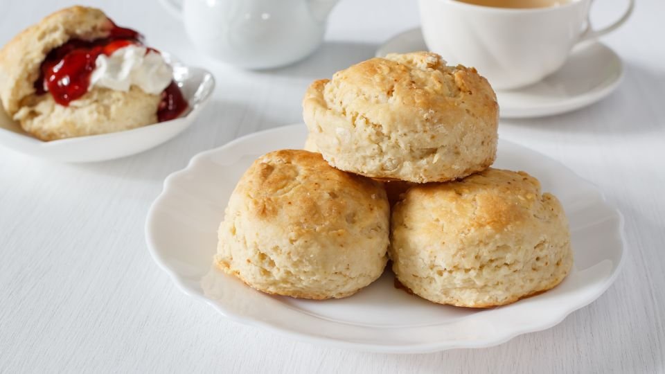 A pogácsa álombeli jelentése gyakran az otthon melegét és a családi kötődéseket szimbolizálja, inspiráló és megnyugtató érzéseket keltve.