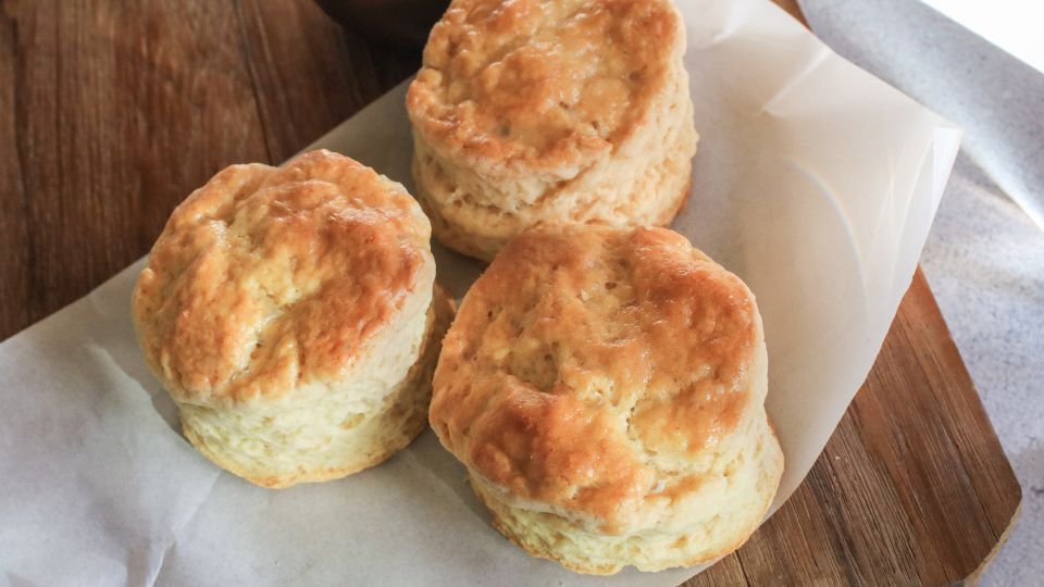 A pogácsa álombeli jelentése gyakran az otthon melegét és a családi kötődéseket szimbolizálja, inspiráló és megnyugtató érzéseket keltve.