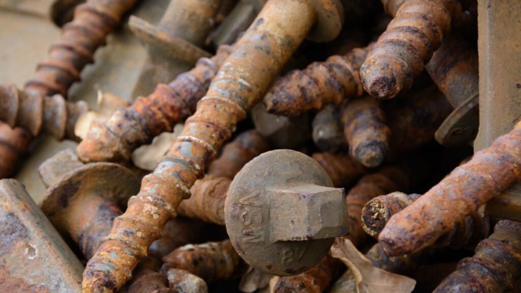 Rozsdás vasdarabok, amelyek az álmokban a múlt terheit szimbolizálhatják.