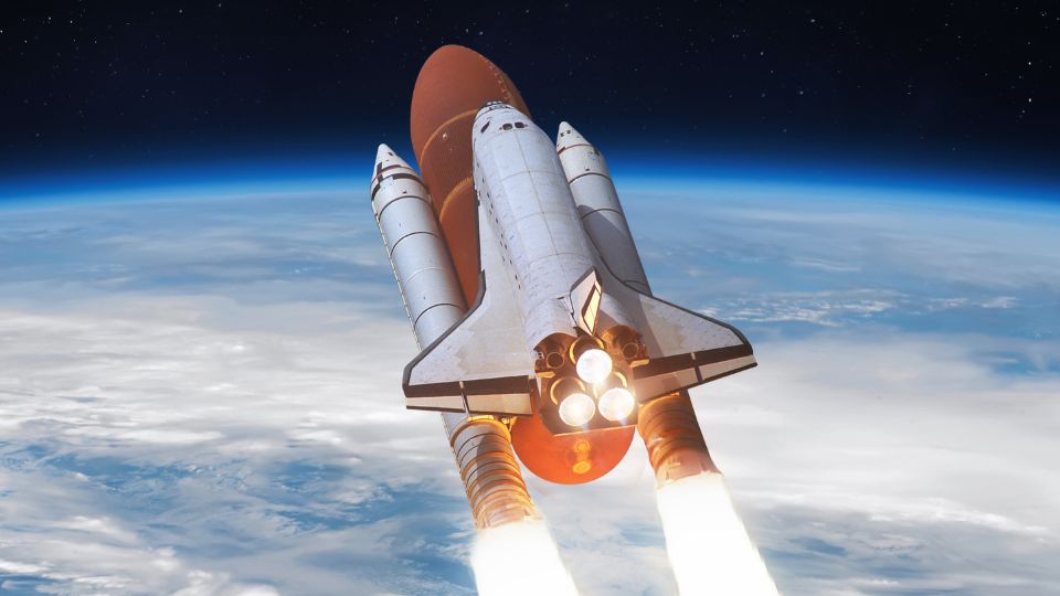 Egy űrhajó emelkedik az űrbe, tüzes hajtóművekkel, a Föld fölött.