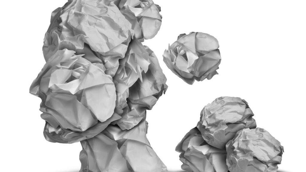 Összegyűrt papírból készült fejek és gömbök, a kontroll elvesztését szimbolizálva.