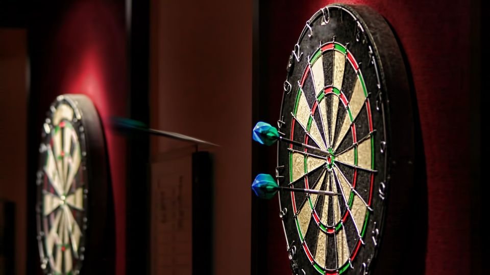 Az álmok világában nincs lehetetlen, és nincs olyan hétköznapi tevékenység, amely ne hordozhatna mélyebb jelentést. A dartsról álmodni például elsőre talán banálisnak tűnhet, de valójában rendkívül gazdag szimbolikával bír. Ez a fejezet részletesen feltárja a dartsálmok rejtett üzeneteit, jelentésrétegeit és potenciális hatásait életünkre.