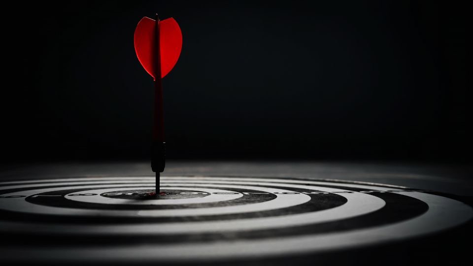 Az álmok világában nincs lehetetlen, és nincs olyan hétköznapi tevékenység, amely ne hordozhatna mélyebb jelentést. A dartsról álmodni például elsőre talán banálisnak tűnhet, de valójában rendkívül gazdag szimbolikával bír. Ez a fejezet részletesen feltárja a dartsálmok rejtett üzeneteit, jelentésrétegeit és potenciális hatásait életünkre.