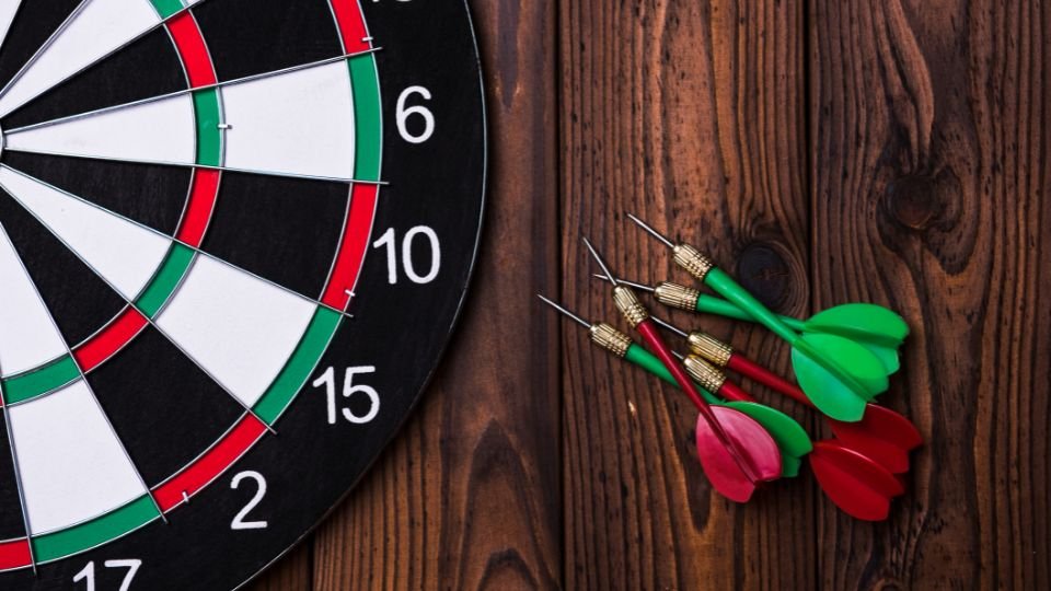 Az álmok világában nincs lehetetlen, és nincs olyan hétköznapi tevékenység, amely ne hordozhatna mélyebb jelentést. A dartsról álmodni például elsőre talán banálisnak tűnhet, de valójában rendkívül gazdag szimbolikával bír. Ez a fejezet részletesen feltárja a dartsálmok rejtett üzeneteit, jelentésrétegeit és potenciális hatásait életünkre.