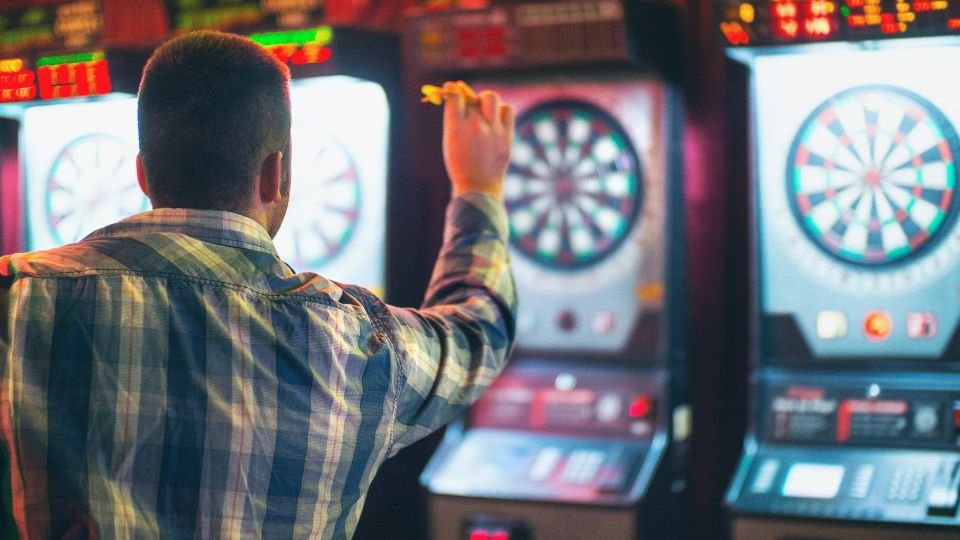 Az álmok világában nincs lehetetlen, és nincs olyan hétköznapi tevékenység, amely ne hordozhatna mélyebb jelentést. A dartsról álmodni például elsőre talán banálisnak tűnhet, de valójában rendkívül gazdag szimbolikával bír. Ez a fejezet részletesen feltárja a dartsálmok rejtett üzeneteit, jelentésrétegeit és potenciális hatásait életünkre.