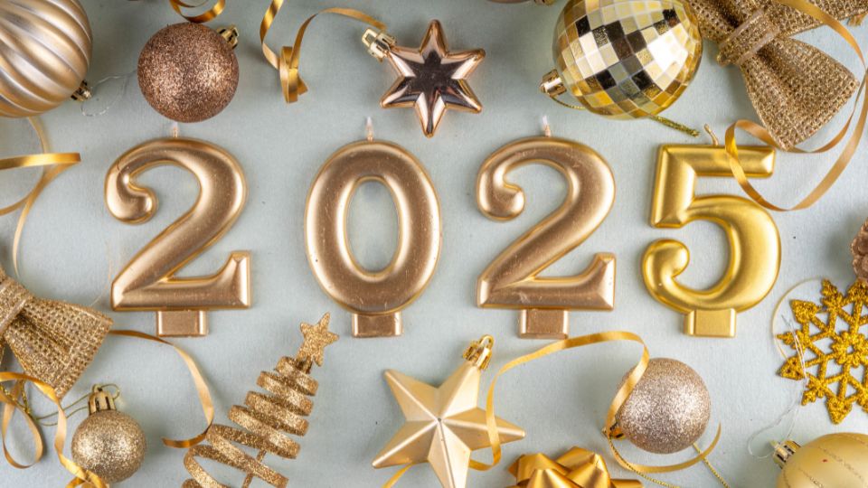 BÚÉK 2025 Aranyszínű 2025-ös számgyertyák ünnepi díszek között.