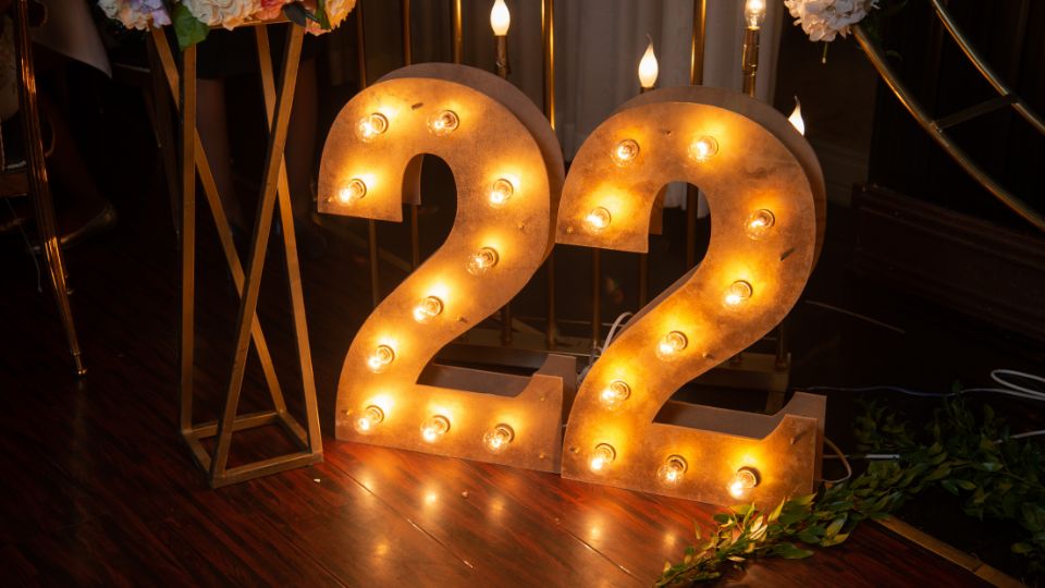 22-es szám álomban mit jelent? Fényekkel díszített 22-es szám, amely az álomfejtés szimbóluma.