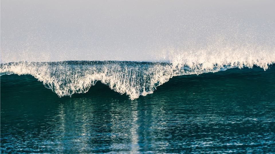 Egy szökőárat megjelenítő hullám, amely az érzelmi feszültséget szimbolizálja.