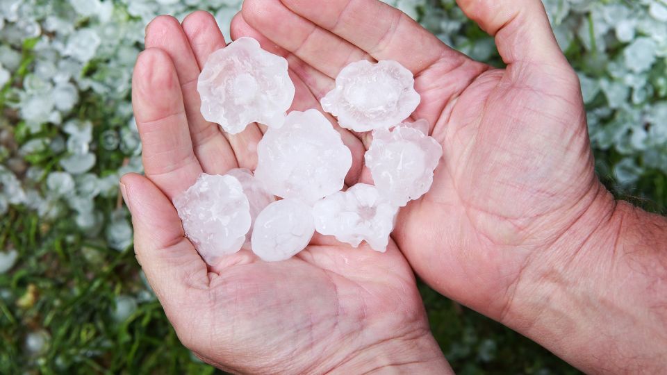 Jégesőről álmodni mit jelent? Két kézben jégesőgolyók láthatók, amelyek a természet csodáit idézik.