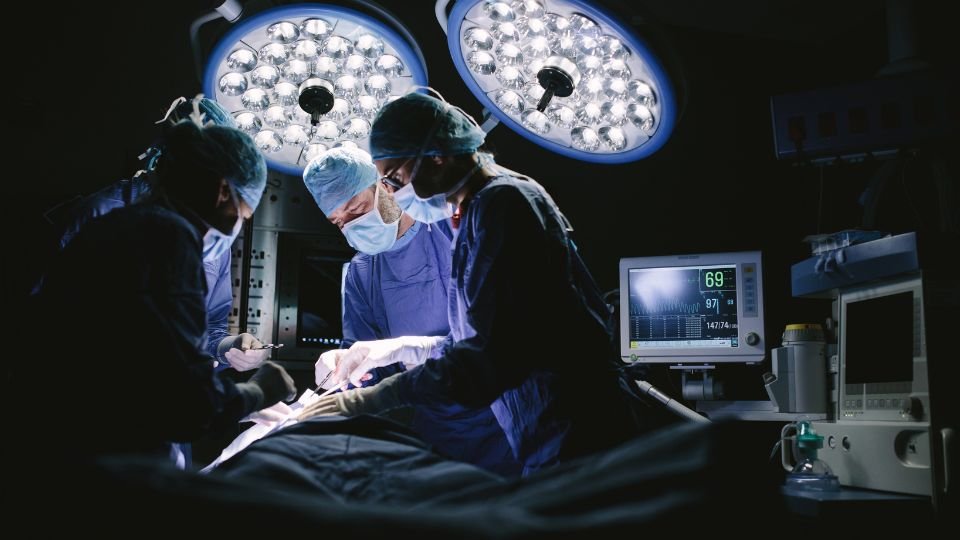 A műtétről szóló álmok a változás, gyógyulás, sebezhetőség és belső átalakulás szimbólumai, gyakran mély üzenetekkel.