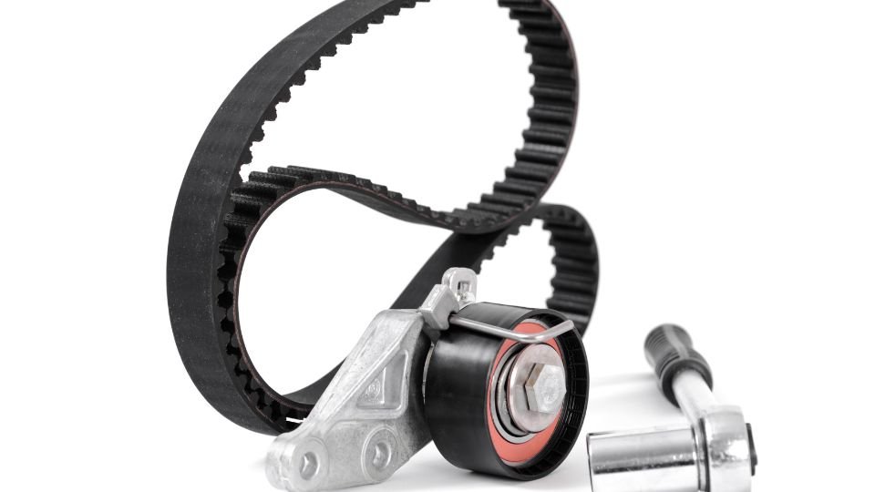 Egy ékszíj és feszítőgörgő, amelyek a gépek működéséhez szükségesek.